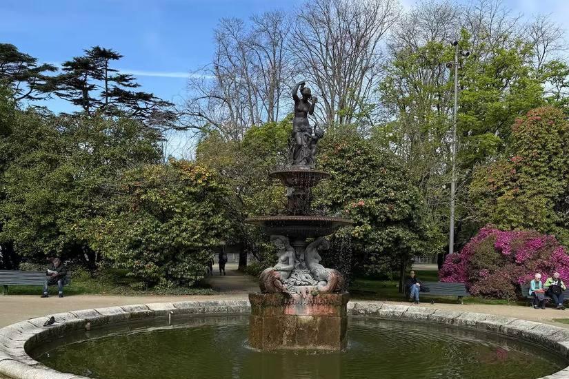 The sculpted stone fountain in the Jardins do Palácio de Cristal